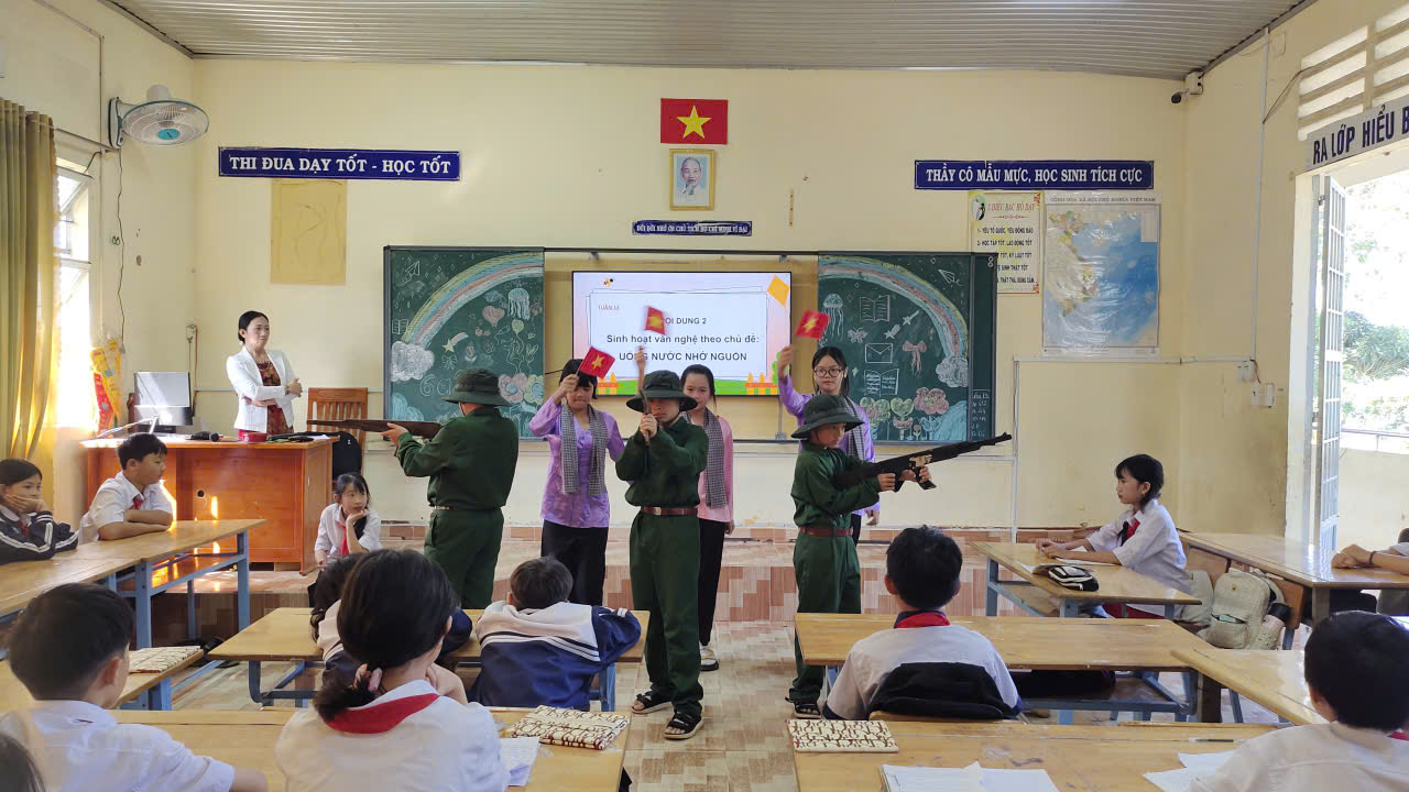 TỪ CỘI NGUỒN ĐẾN TRÁCH NHIỆM: LAN TỎA TINH THẦN YÊU NƯỚC TRONG NHÀ TRƯỜNG